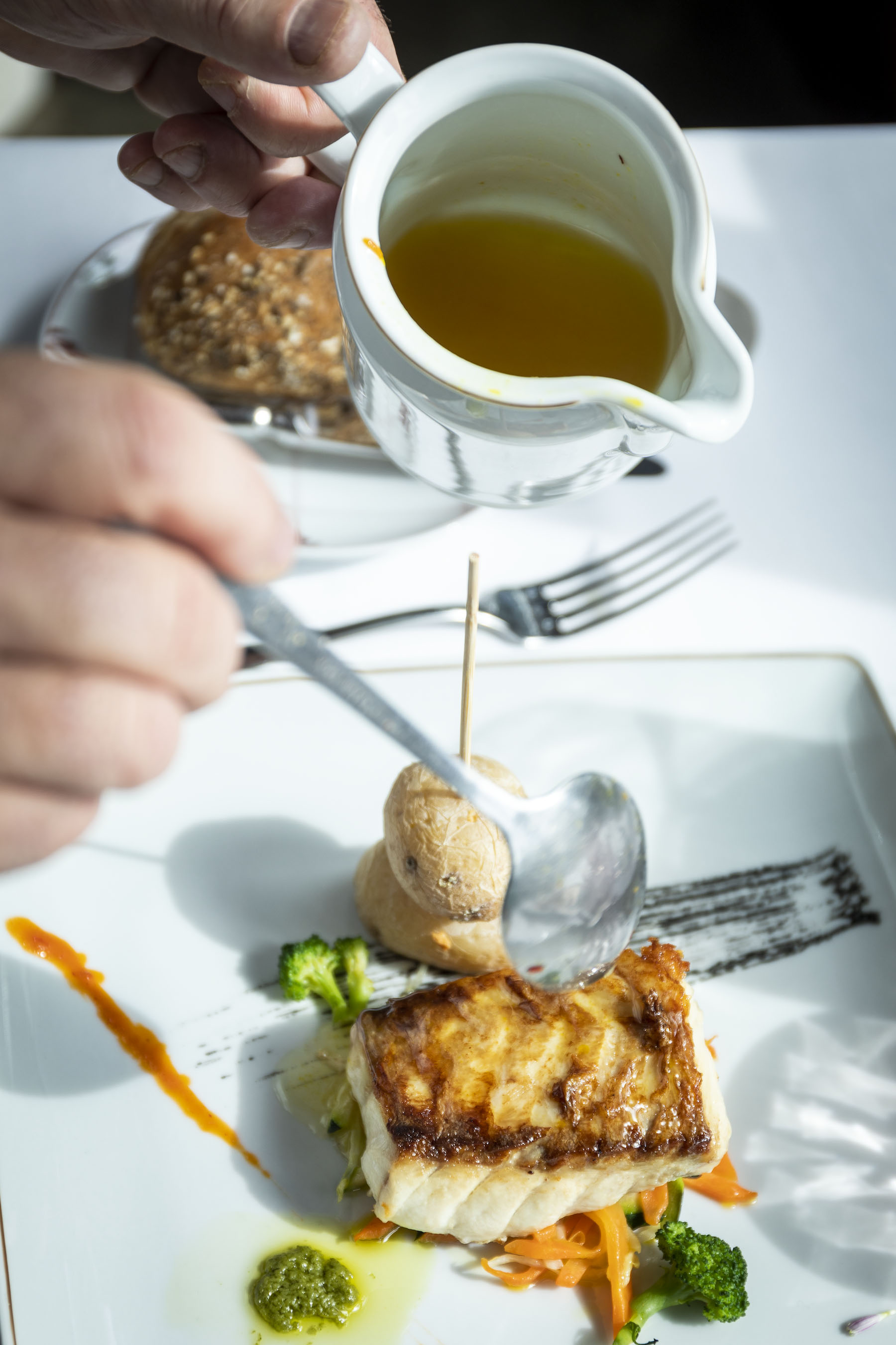 Elaboración de plato de pescado autóctono del Restaurante del Parador de La Gomera