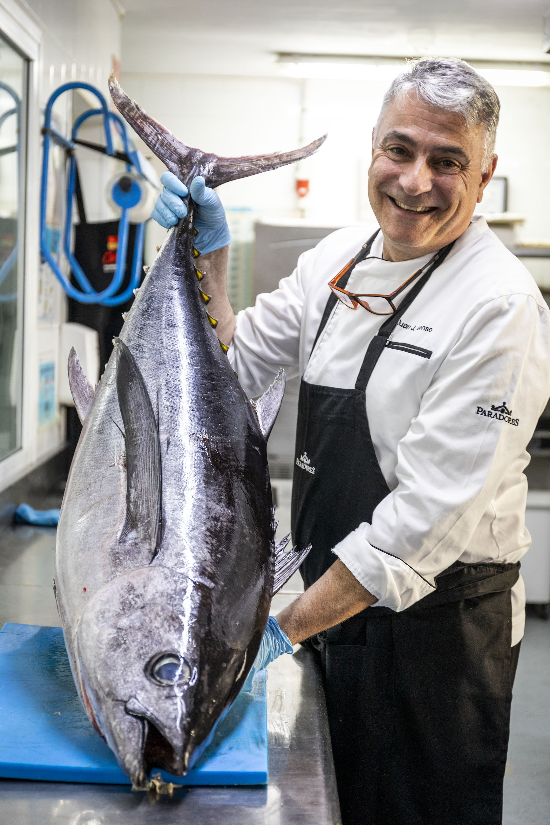 Jefe de Cocina del Parador de La Gomera exhibiendo pescado fresco