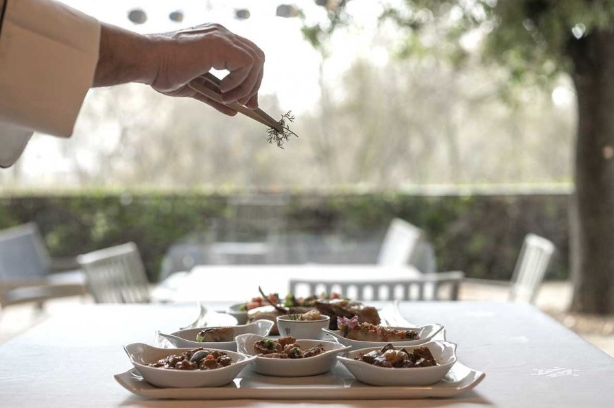 Remate de plato en el Restaurante Rey Don Sancho del Parador de León