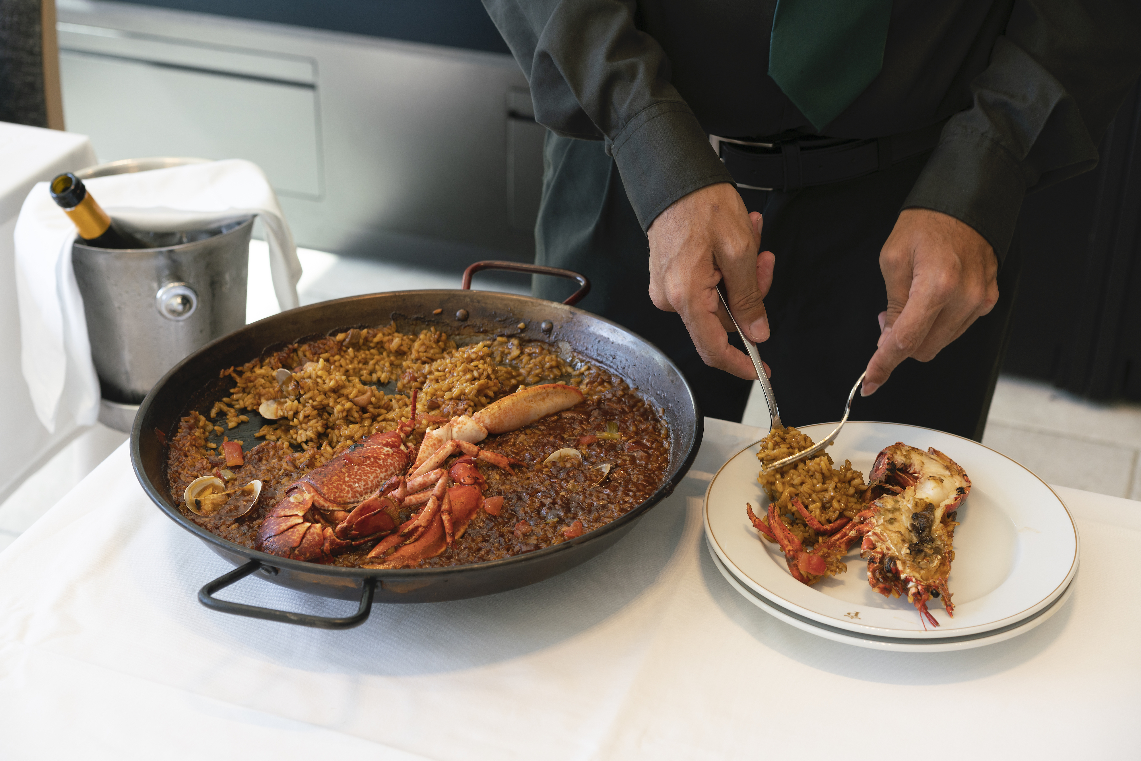 Plato de arroz tradicional de la cocina mediterránea del Restaurante del Parador de Aiguablaba