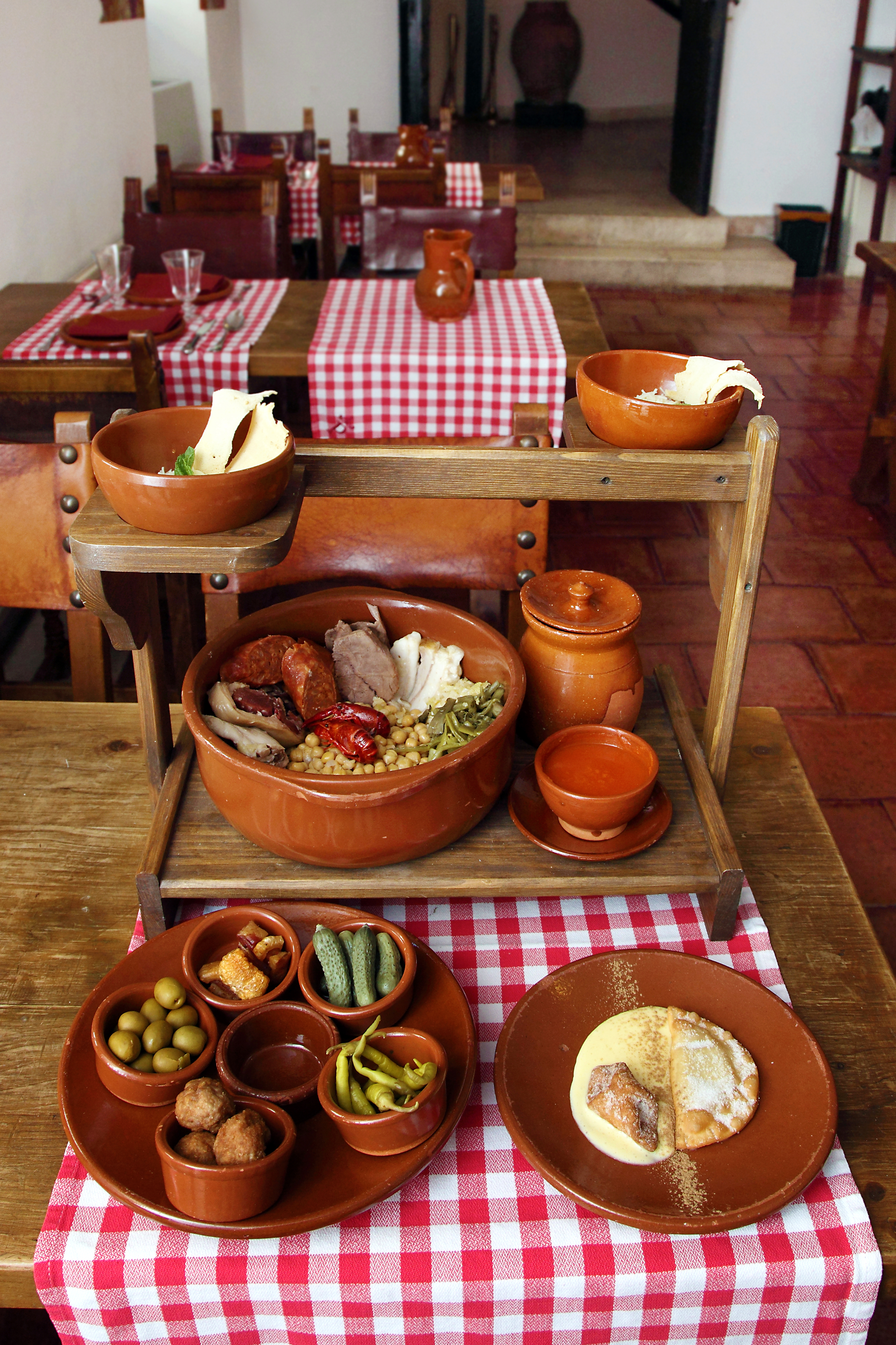 Presentación del cocido de taba en el restaurante El Bodegón del Parador de Chinchón