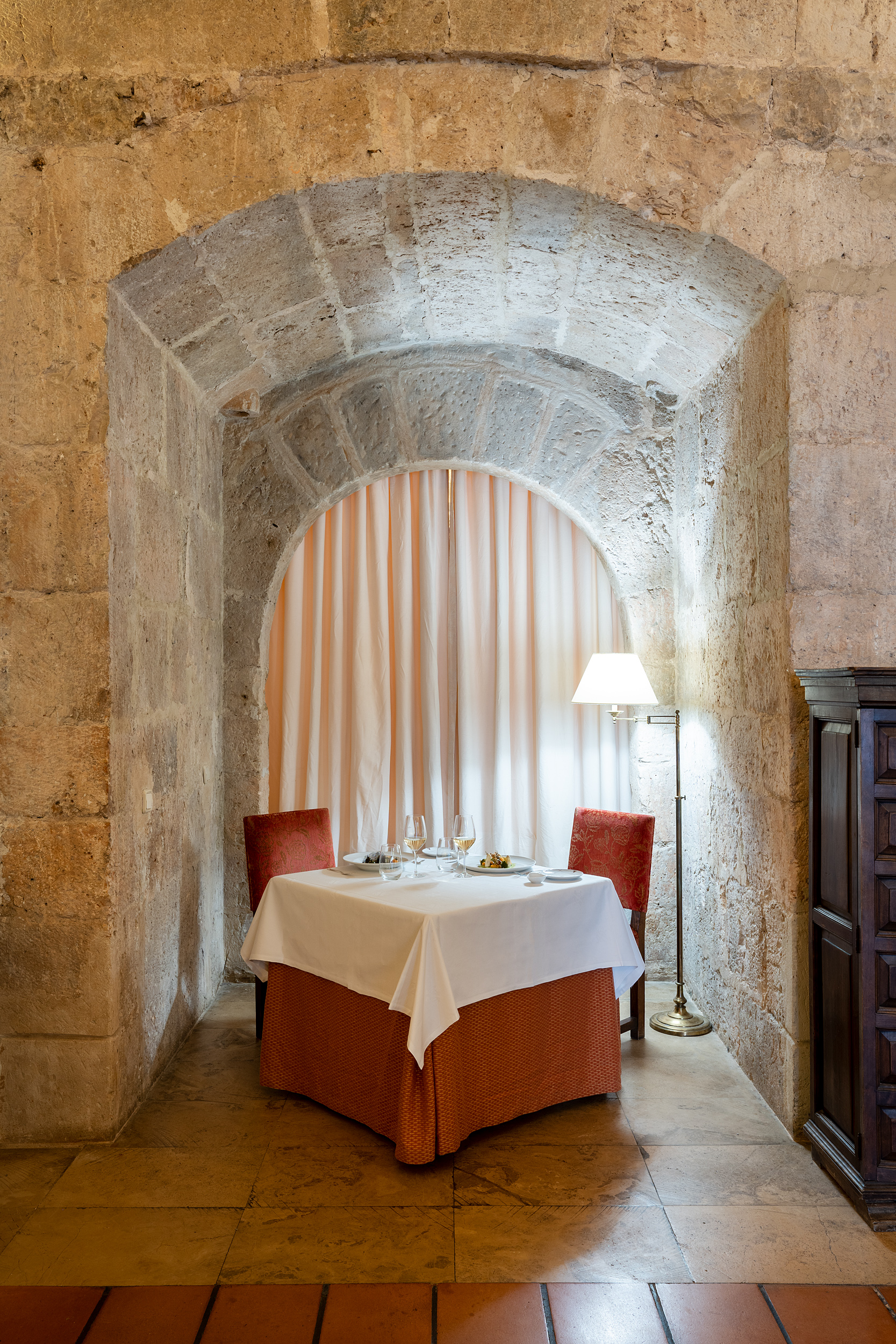 Mesa bajo arco en el restaurante Mayorazgo del Parador de Lerma