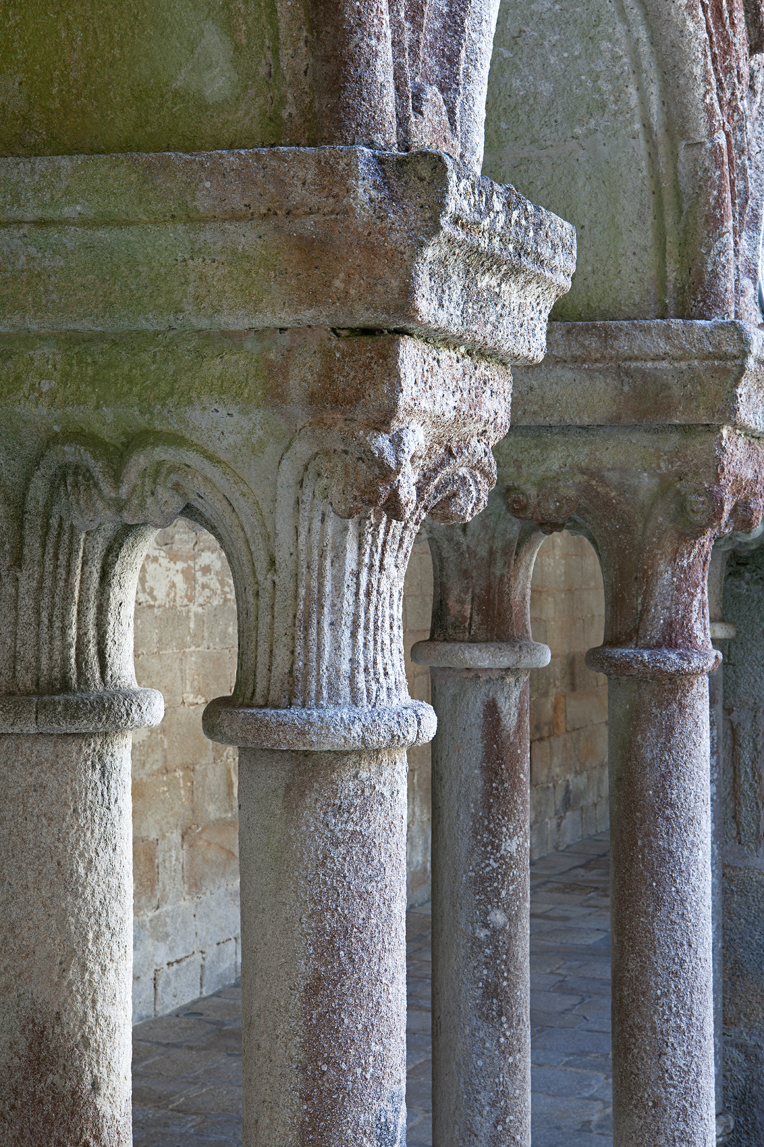 Columnas del claustro del Parador de Santo Estevo