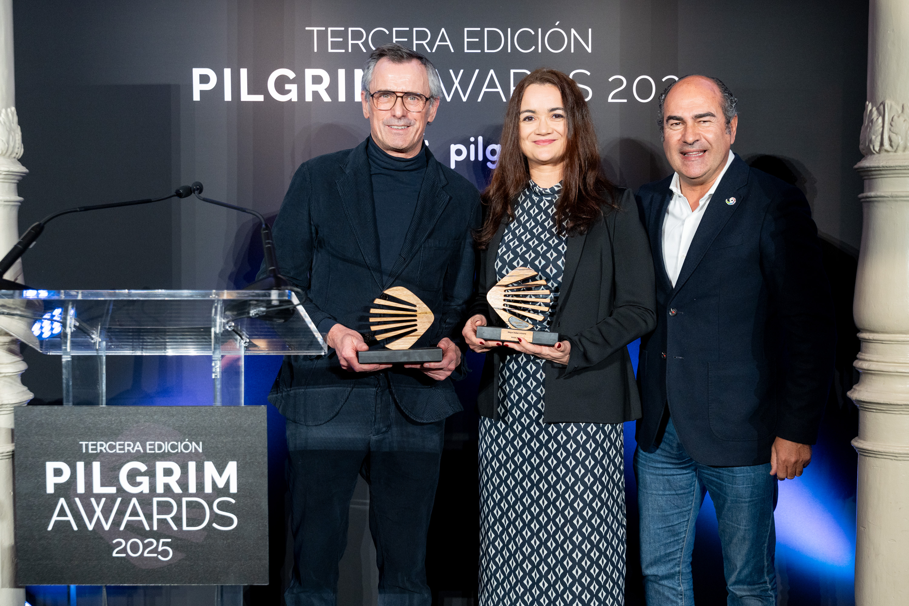 Juan José González, director de Ventas y Distribución de Paradores, recogió el Premio Pilgrim 2025