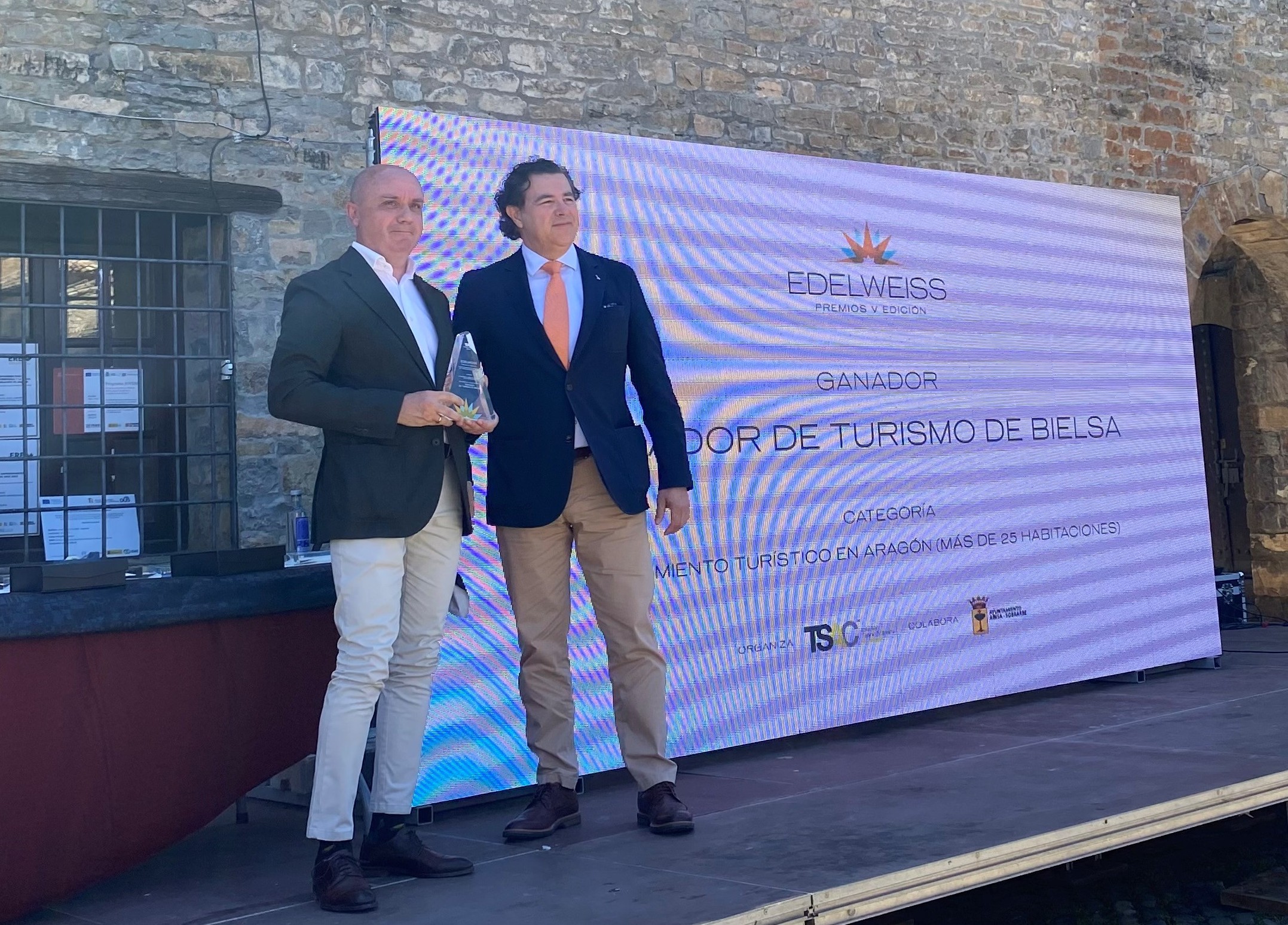 José María Martínez,director del Parador de Bielsa, recogiendo el Premio Edelweiss