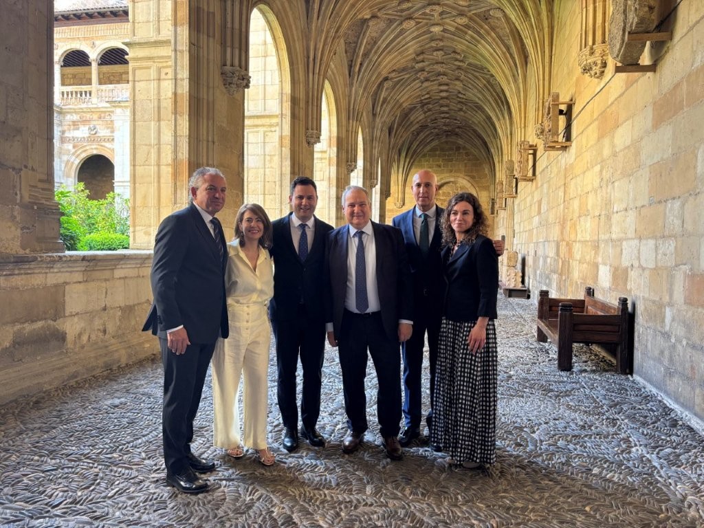 El ministro Hereu anuncia la segunda fase del Parador de León