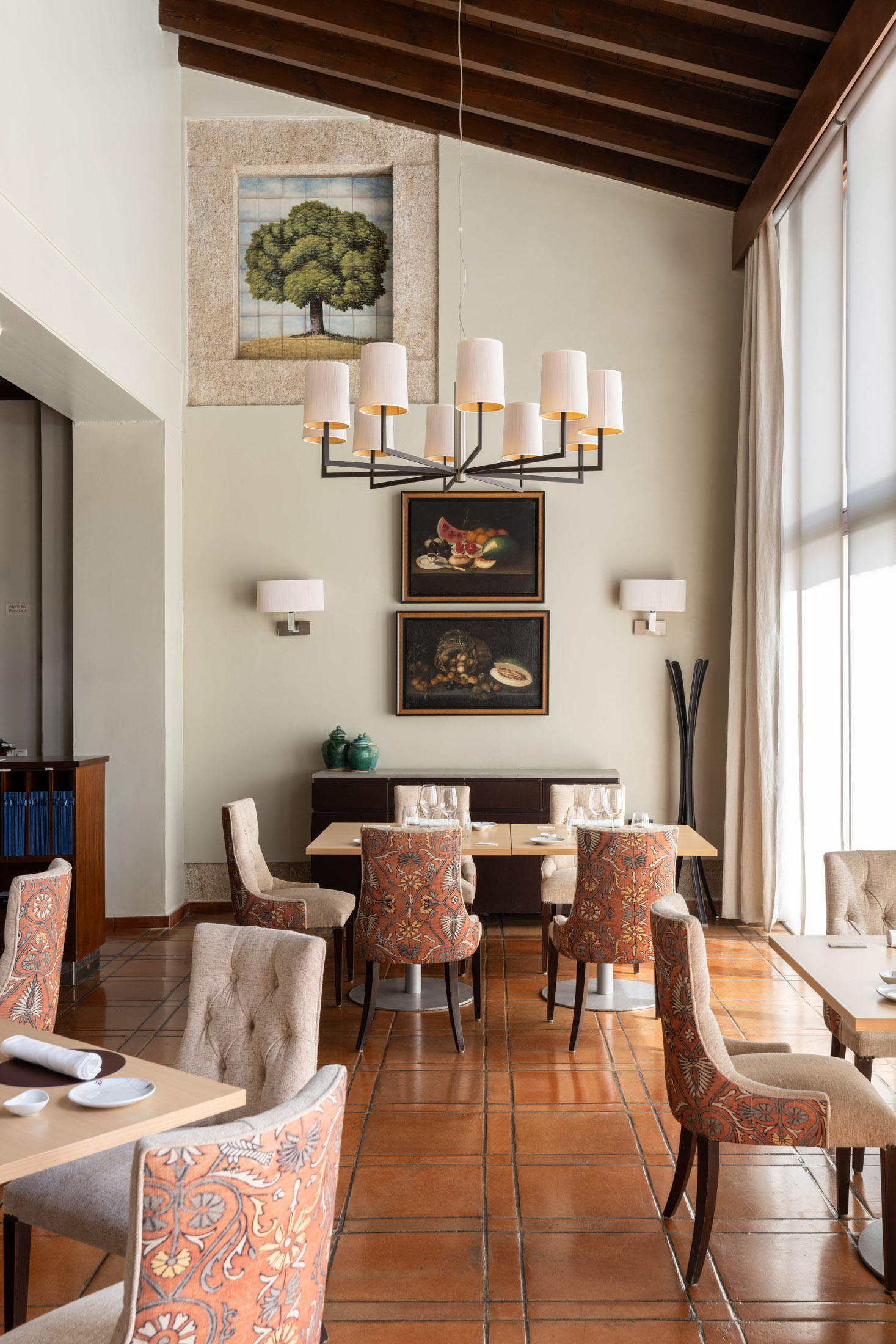 Terraza exterior con arcos palaciegos del Restaurante del Parador de Cáceres