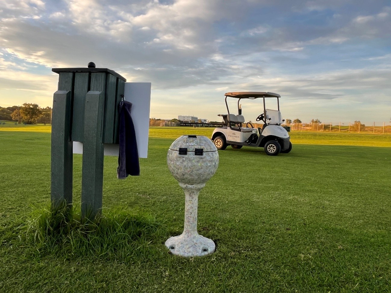 Contenedor para la recogida de bolas de golf fabricado con el nuevo material reciclado