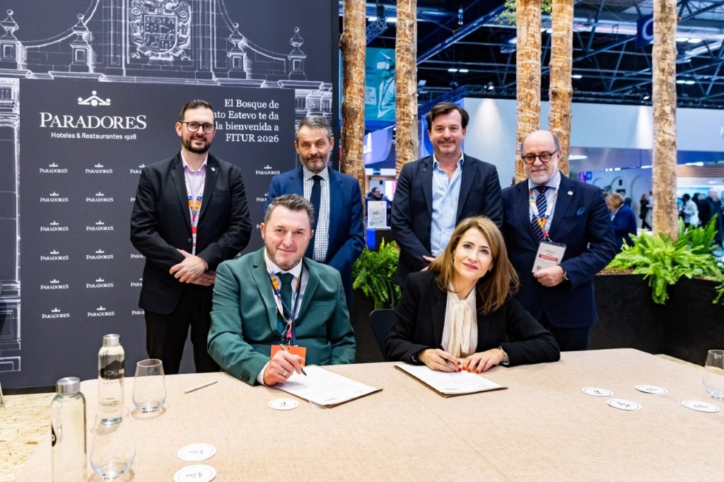 Firma convenio Paradores e Impulsa Igualdad