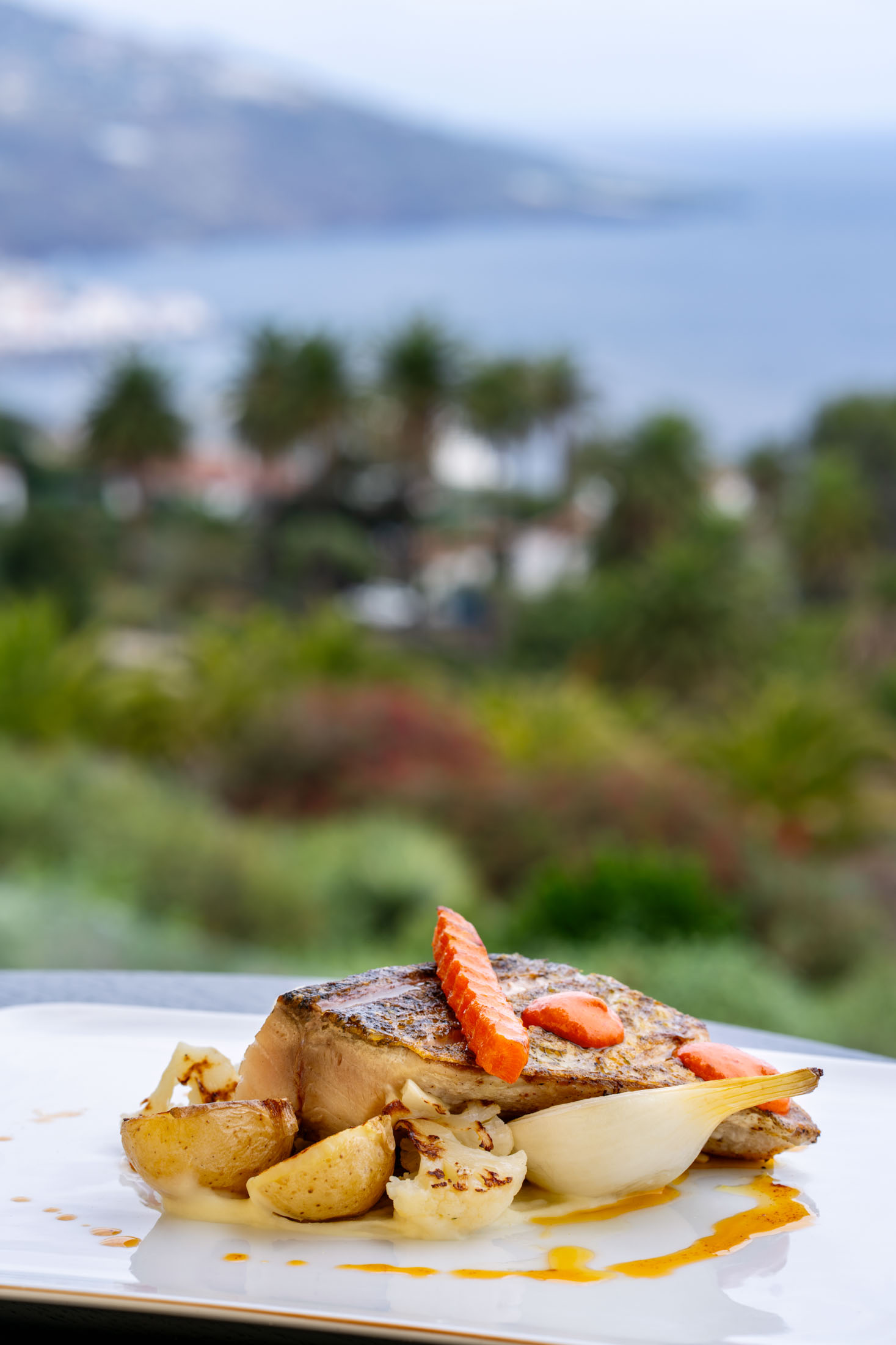Suprema de medregal asada y mojo de almendras de El Paso con boniatos cocidos del restaurante del Parador de La Palma