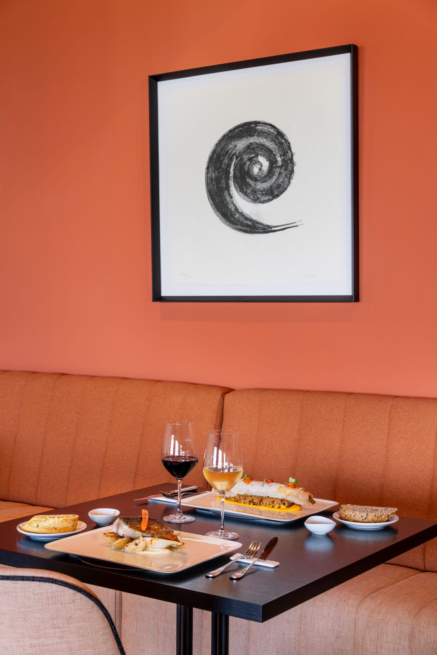Montaje de mesa con platos típicos en el restaurante del Parador de La Palma