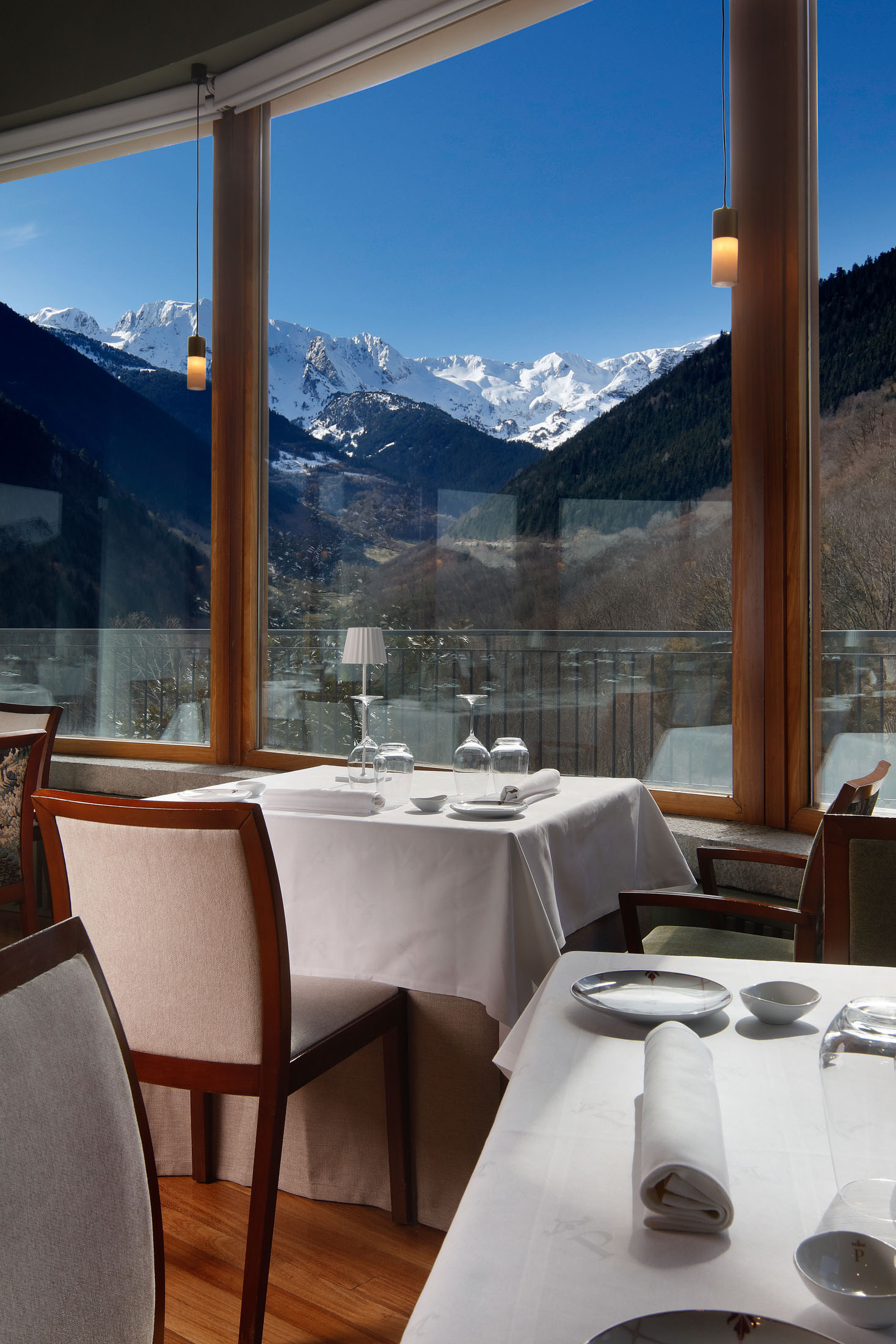 Vista del comedor circular acristalado del Restaurante del Parador de Vielha