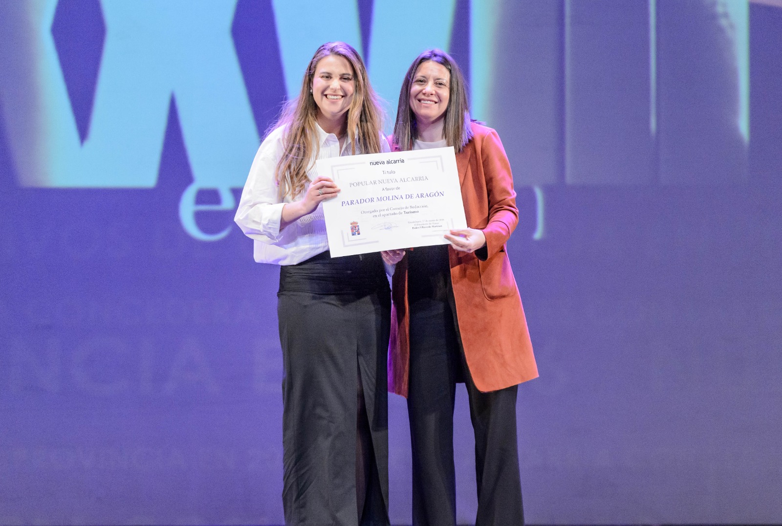 Uxía López, direcotra del Parador de Molina de Aragón, recogiendo el Premio Popular Nueva Alcarria