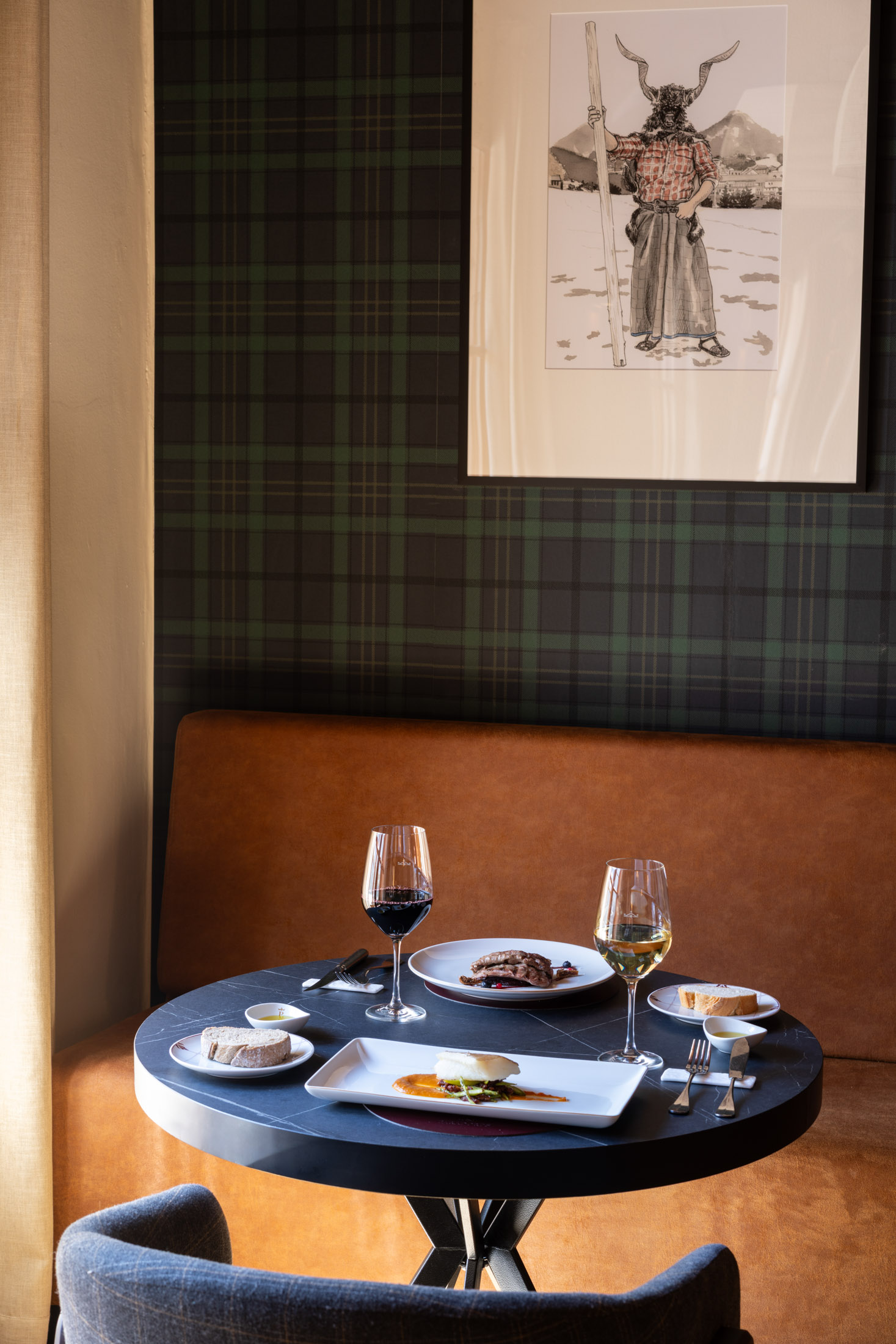 Montaje de mesa con oferta gastronómica del restaurante del Parador de Bielsa