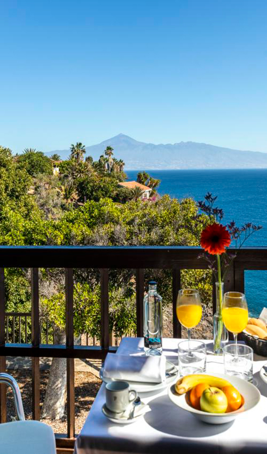 Imagen con vistas al mar desde la terraza de una habitación del Parador de La Gomera.