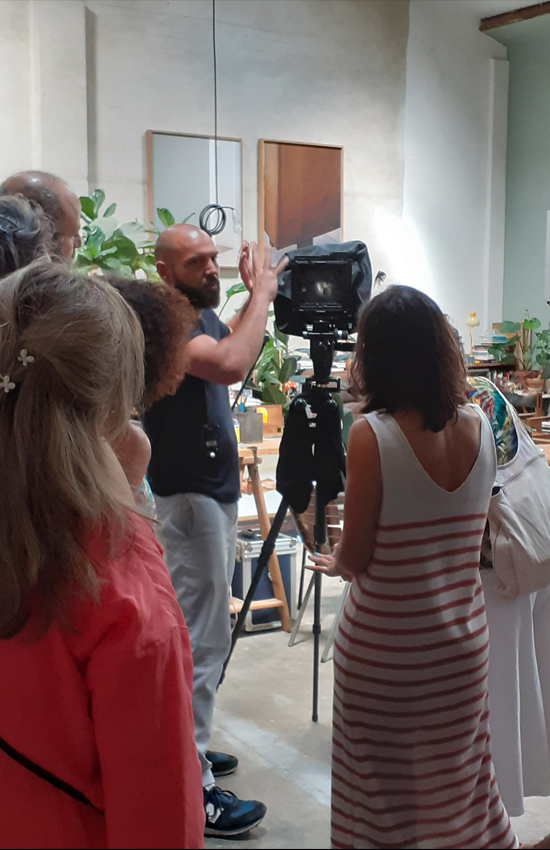 Juan Baraja explicando conceptos de fotografía a un grupo de aficionados a la fotografía