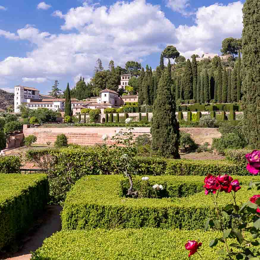 Jardines con vistas a la Alhambra del Parador de Granada