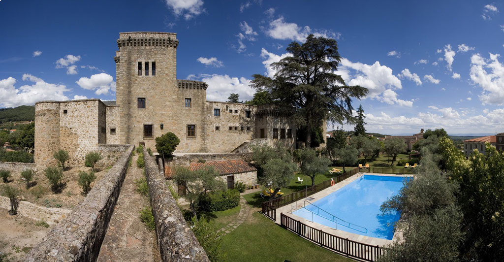 Fachada del Parador de Jarandilla de la Vera con la piscina en primer plano