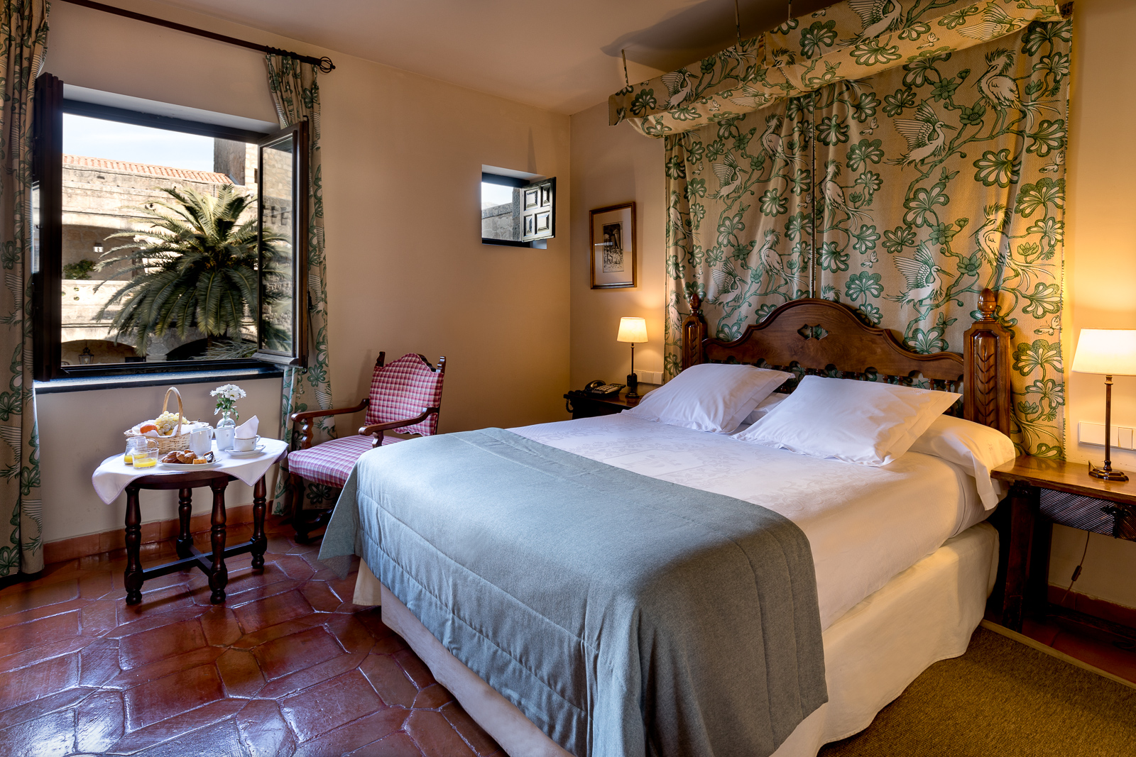 Cama de matrimonio en habitación en el Parador de Jarandilla de la Vera