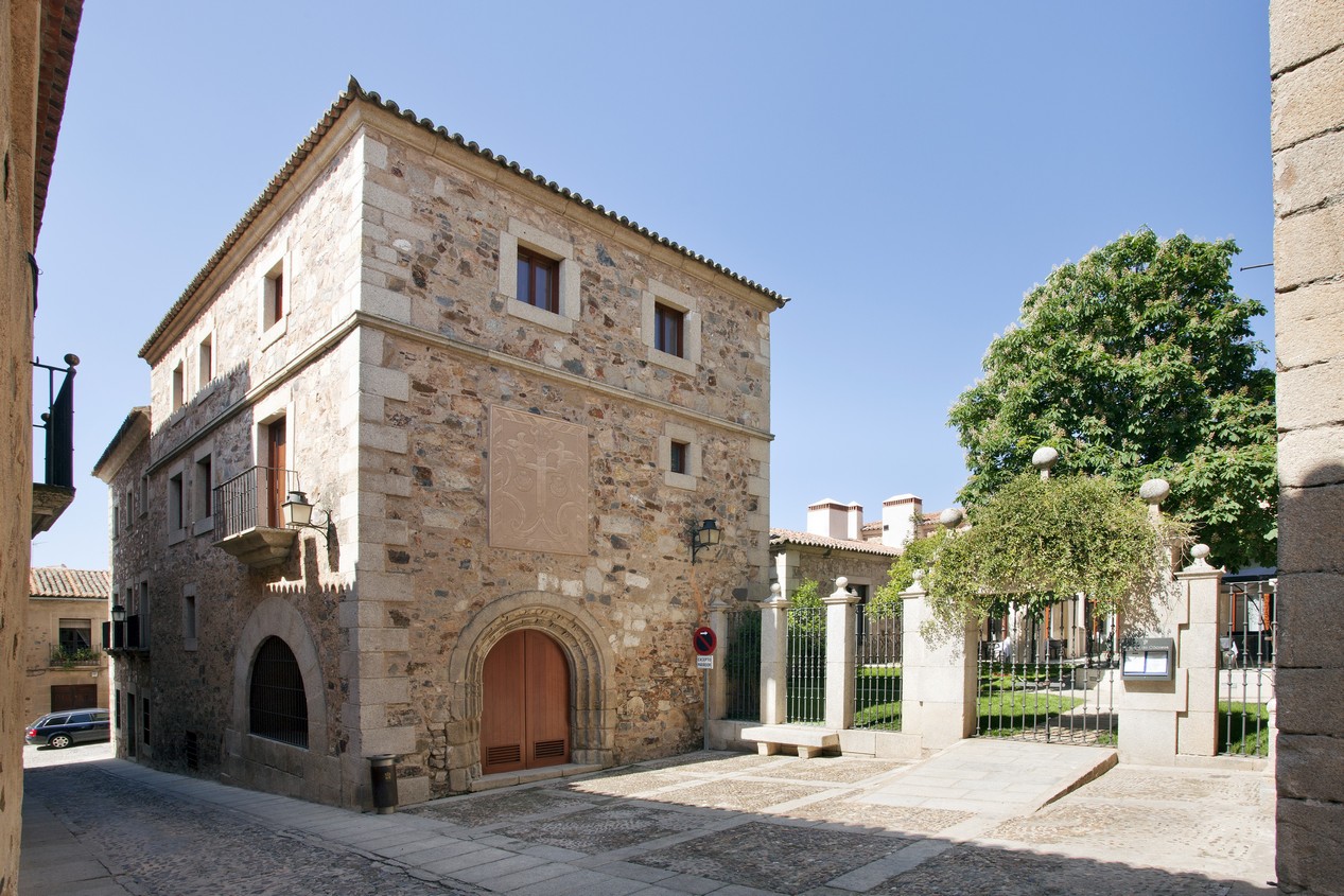 Fachada y patio-jardín del Parador de Cáceres