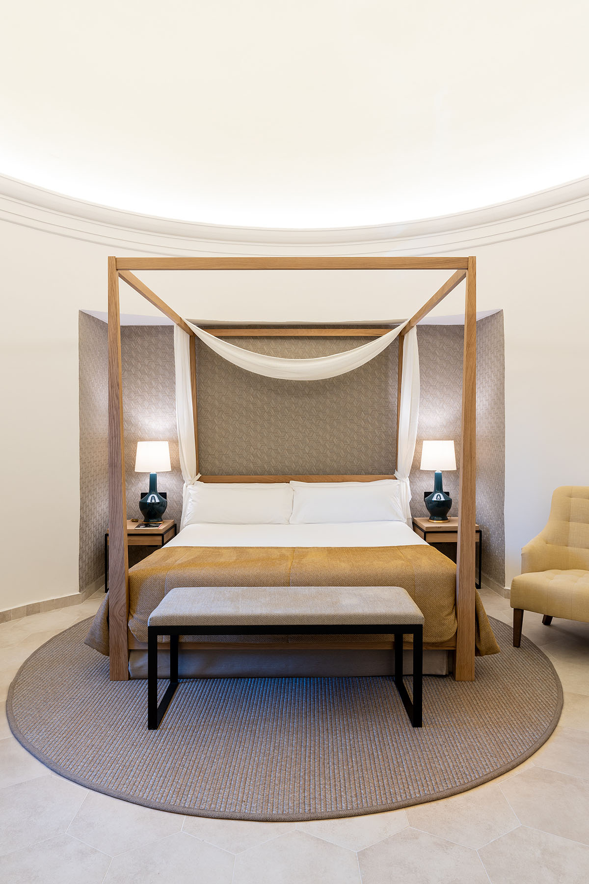 Habitación junior suite con cama con dosel del Parador de Ciudad Rodrigo