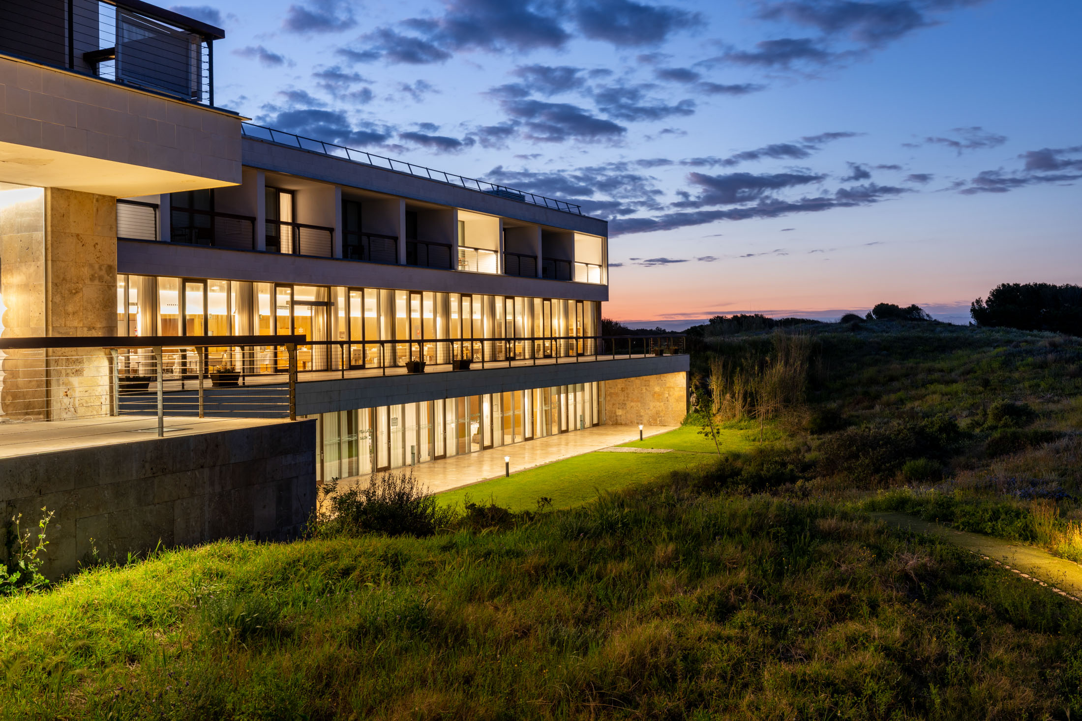 Parador de El Saler iluminado por la noche