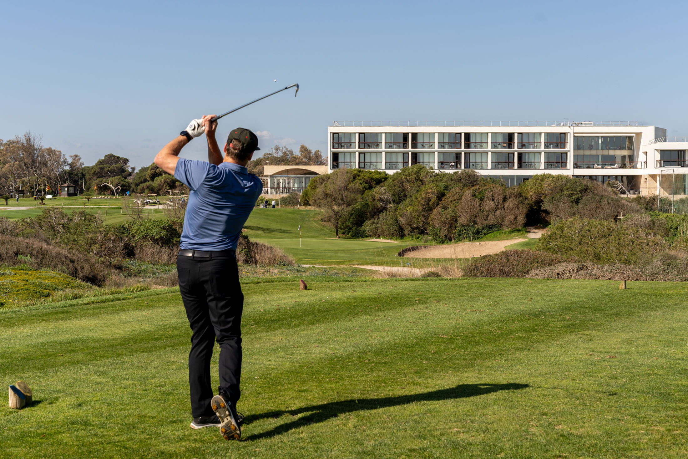 Un golfista en el campo de golf del Parador de El Saler