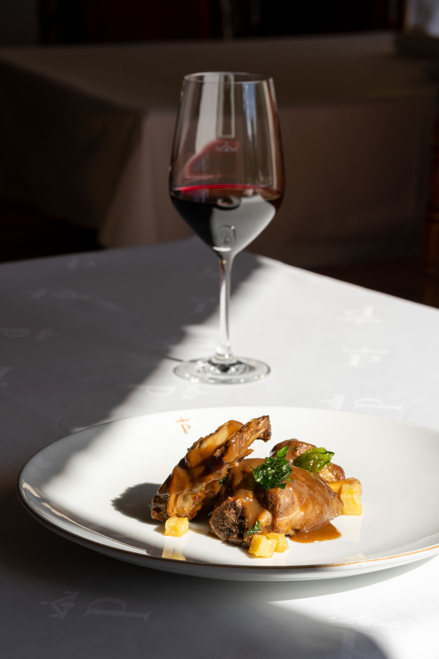 Cordero guisado con tostadillo de Potes del Parador de Fuente Dé