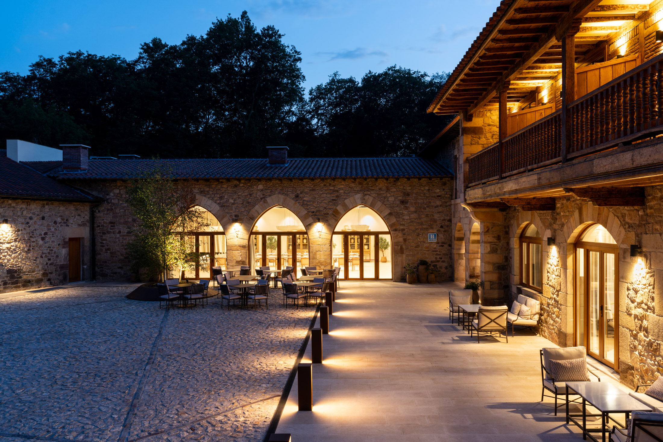 Imagen nocturna de la terraza del Parador de Santillana Altamira