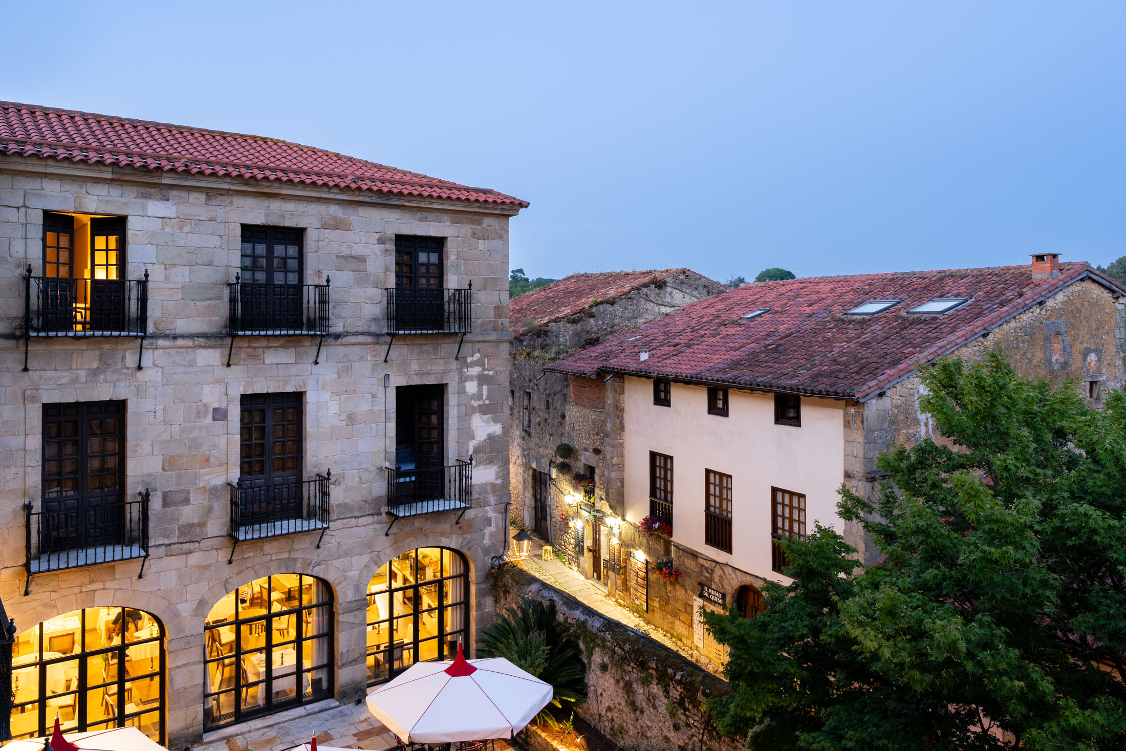 Terraza al anochecer del Parador de Santillana Gil Blas