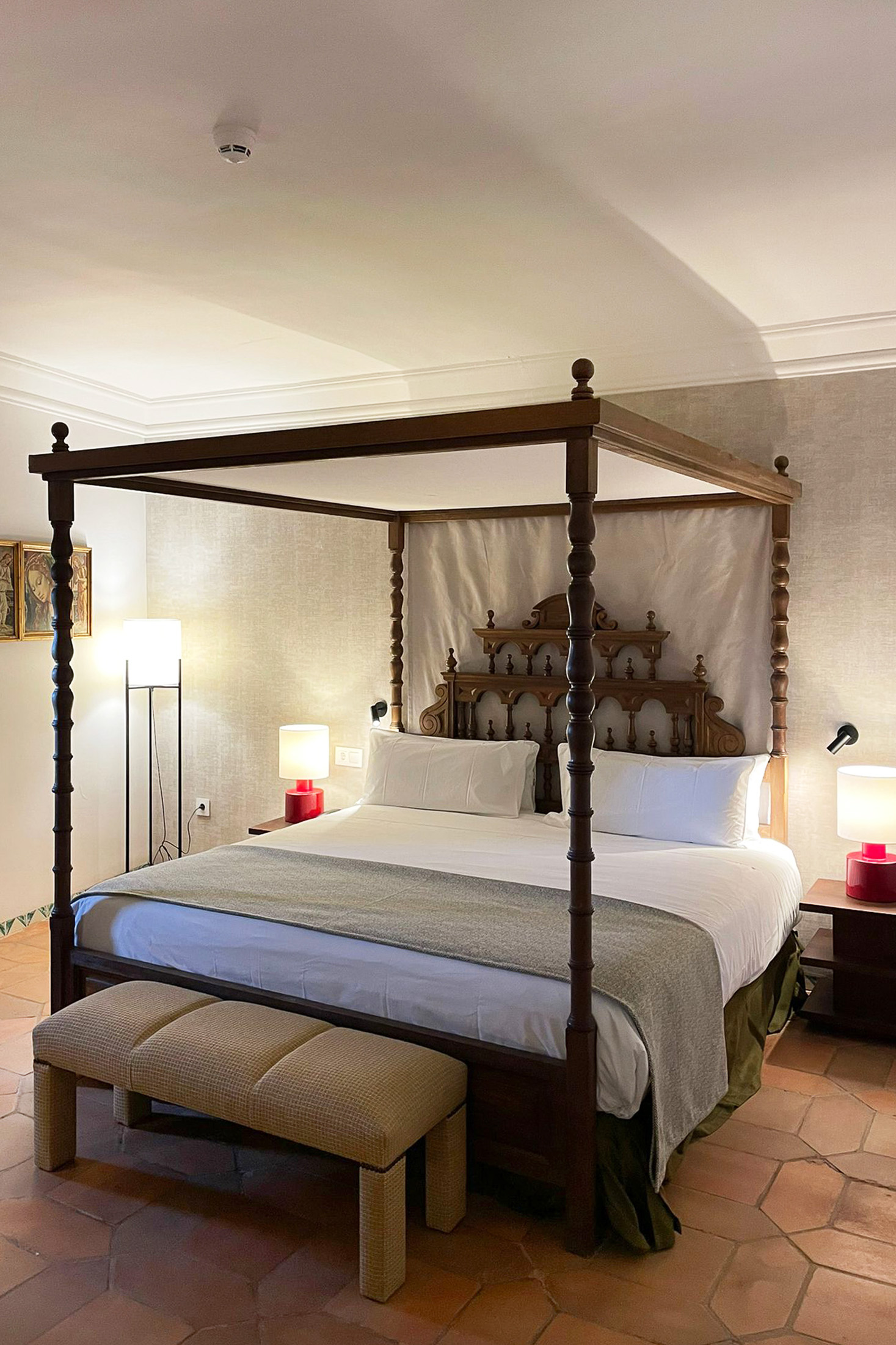 Junior suite con cama con dosel del Parador de Sigüenza