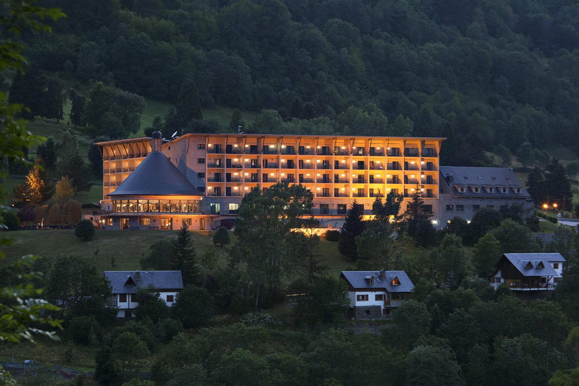 Panorámica semi nocturna del Parador de Vielha