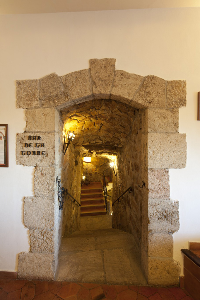 Acceso al bar de la Torre del Parador de Benavente