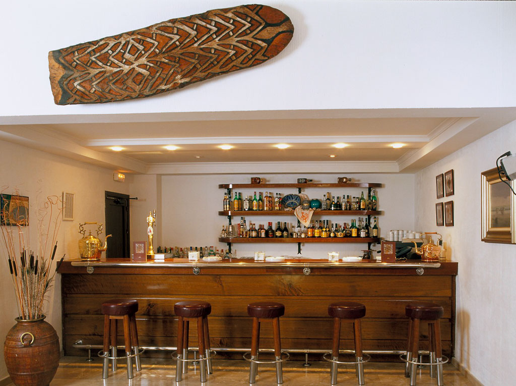 Barra de bar en el restaurante del Parador de Melilla