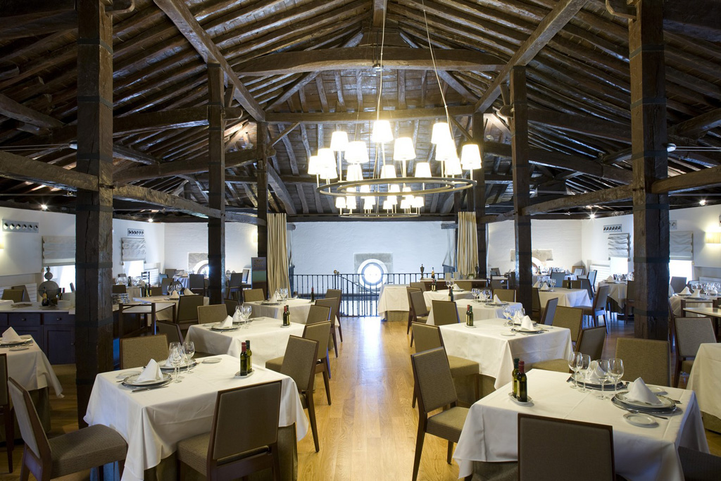 El restaurante del Parador de Argómaniz conserva el artesonado de madera del siglo 18