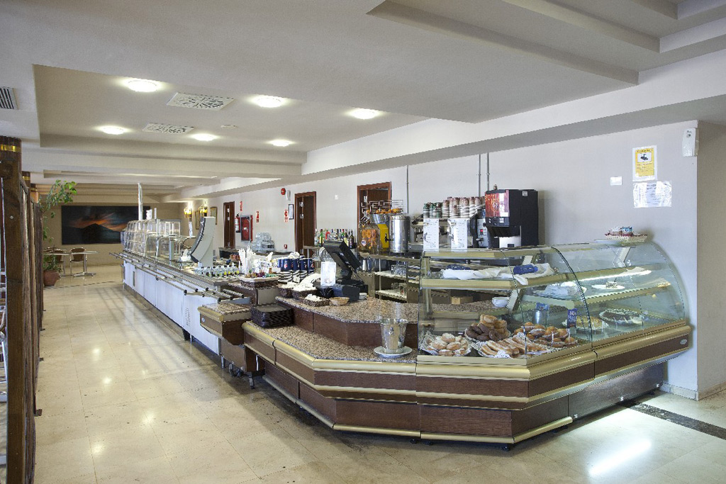 Barra de autoservicio en la cafetería del Parador de Las Cañadas del Teide