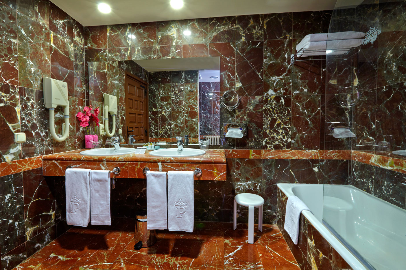 Baño de mármol de una suite del Parador de Zamora