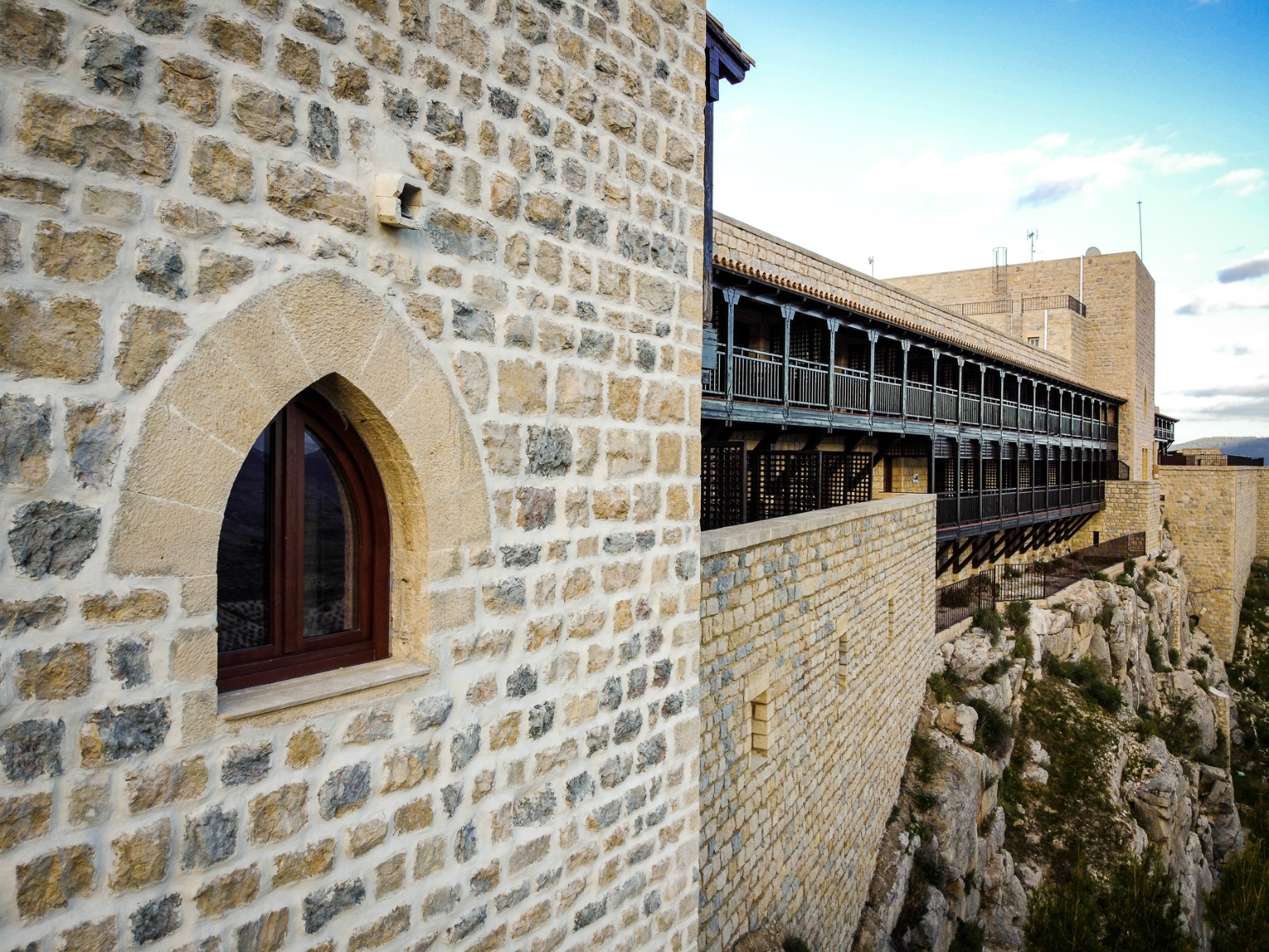 El castillo y el balcón de madera sobre Jaén en el Parador