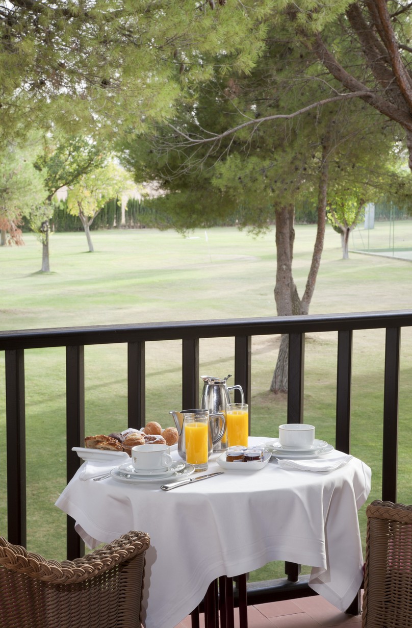 Desayuno con vistas al campo de golf en la balconada de madera del Parador de Albacete