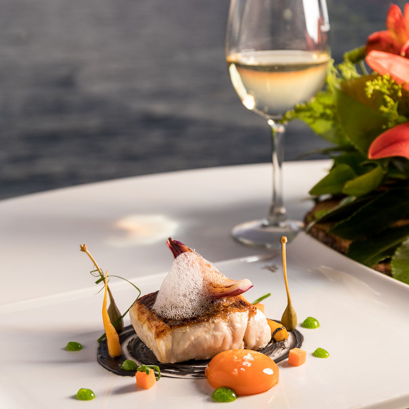 Pargo con yema curada en soja, ajonegro y pilpil de salicornia en el restaurante La tacita del Atlántico del Parador de Cádiz