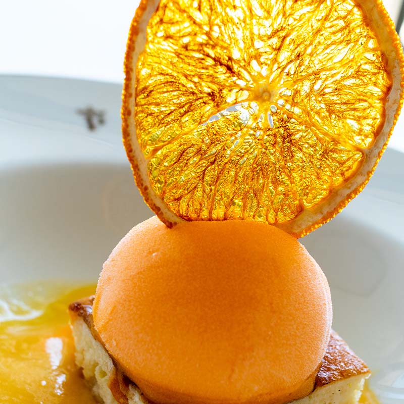 Postre de la naranja en textura en el restaurante del Parador de El Saler 