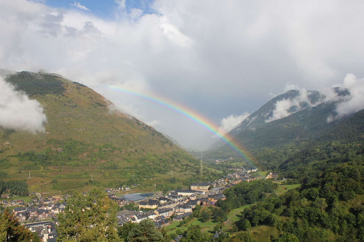 Val d’Arán desde el Parador de Vielha atravesado por el arco iris