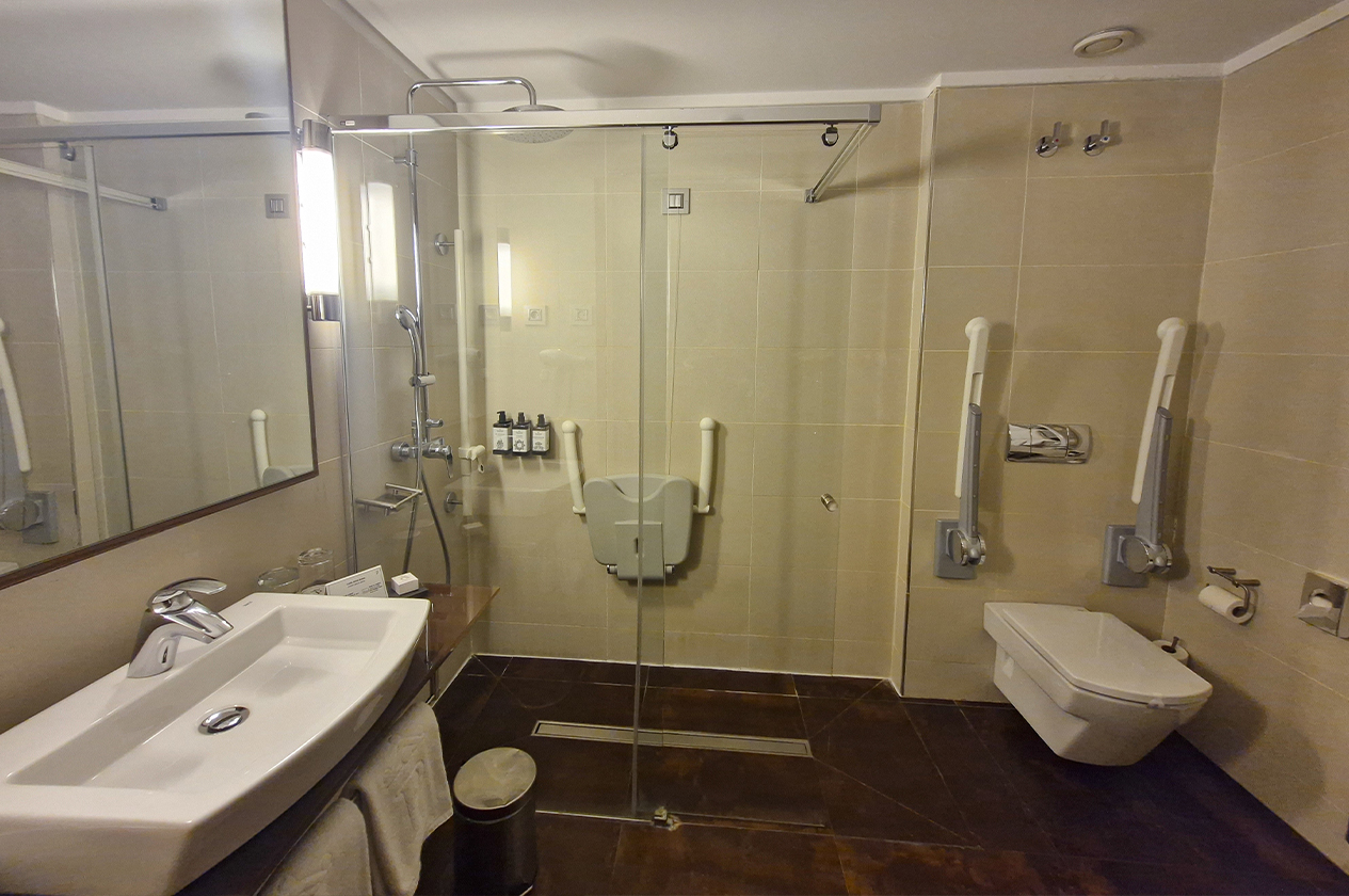 Baño de habitación doble estándar accesible en el Parador de Lleida