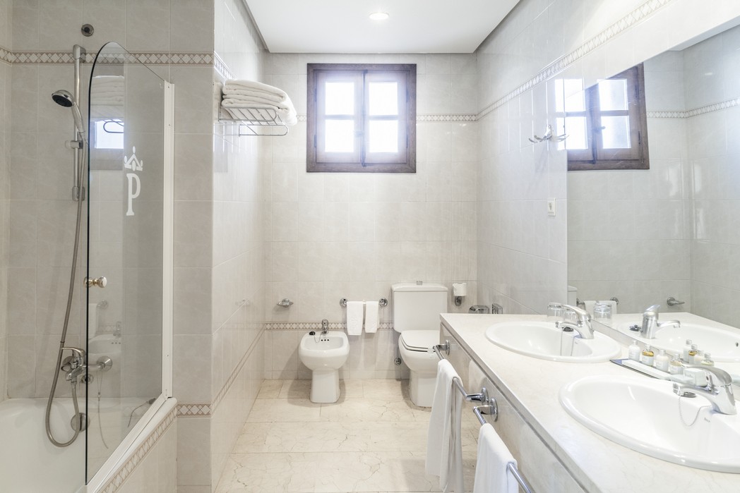 Baño habitación doble estándar del Parador de Zafra