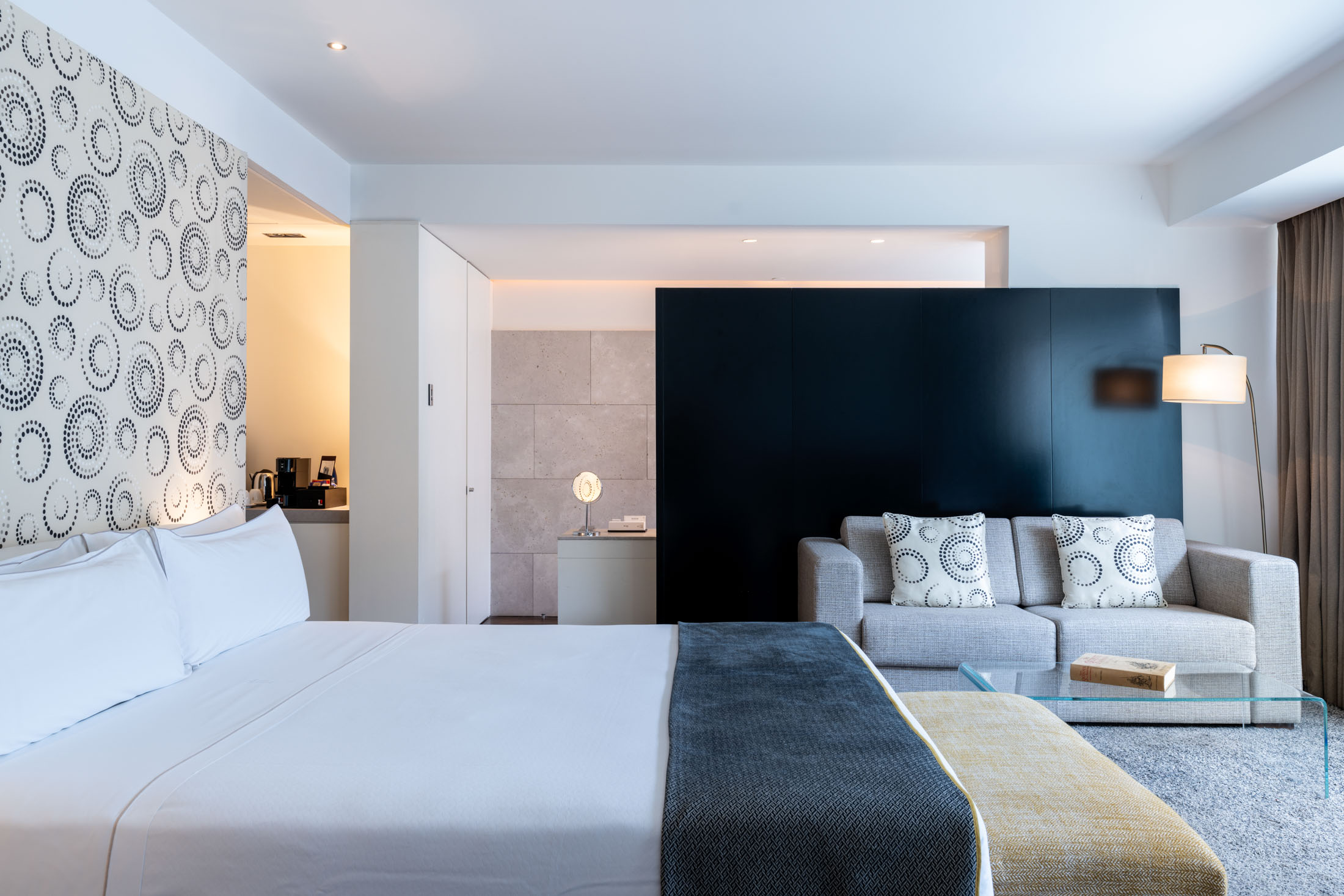 Habitación superior con cama grande en el Parador de Alcalá de Henares