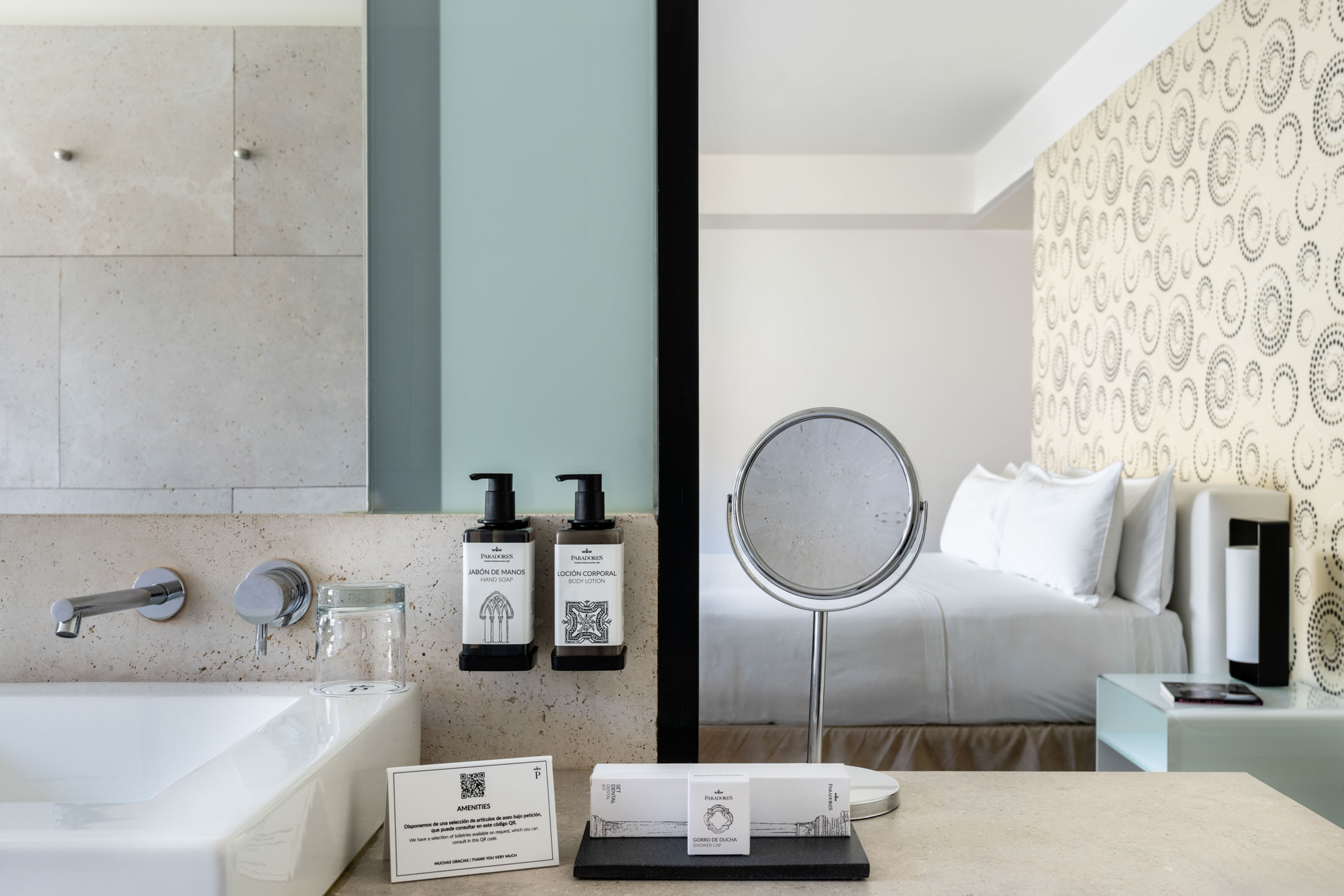 Vista de habitación superior desde el baño en el Parador de Alcalá de Henares