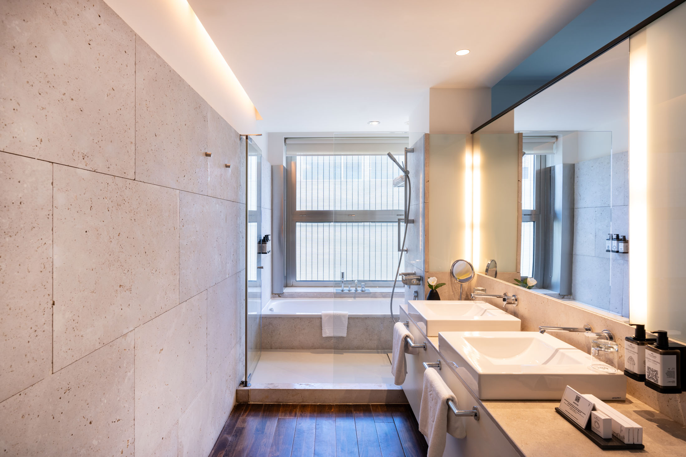 Baño de una habitación superior del Parador de Alcalá de Henares