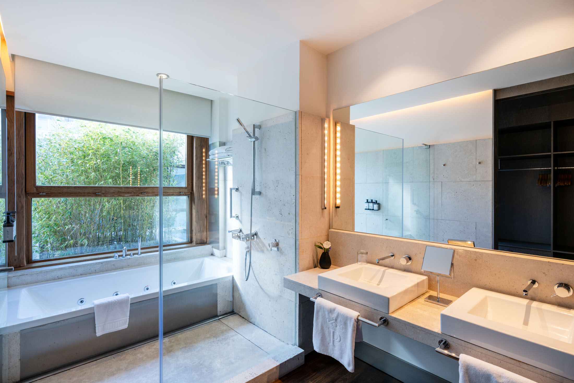 Baño de habitación superior del Parador de Alcalá de Henares 