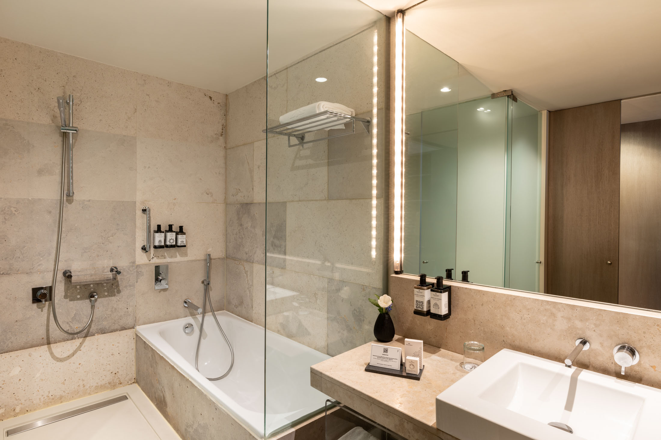 Baño de habitación estándar del Parador de Alcalá de Henares