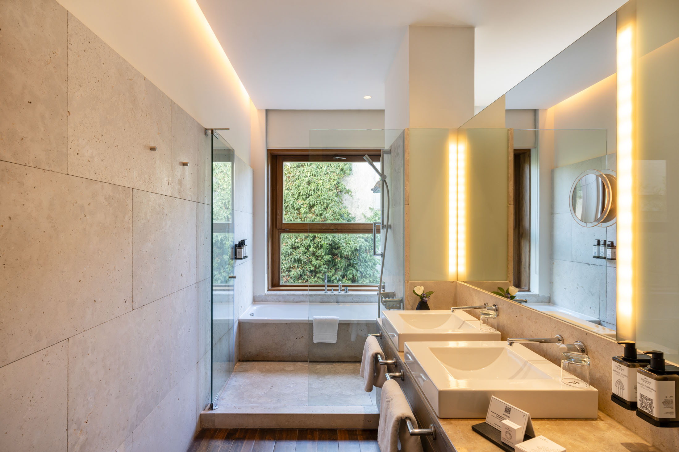 Baño de habitación estándar del Parador de Alcalá de Henares
